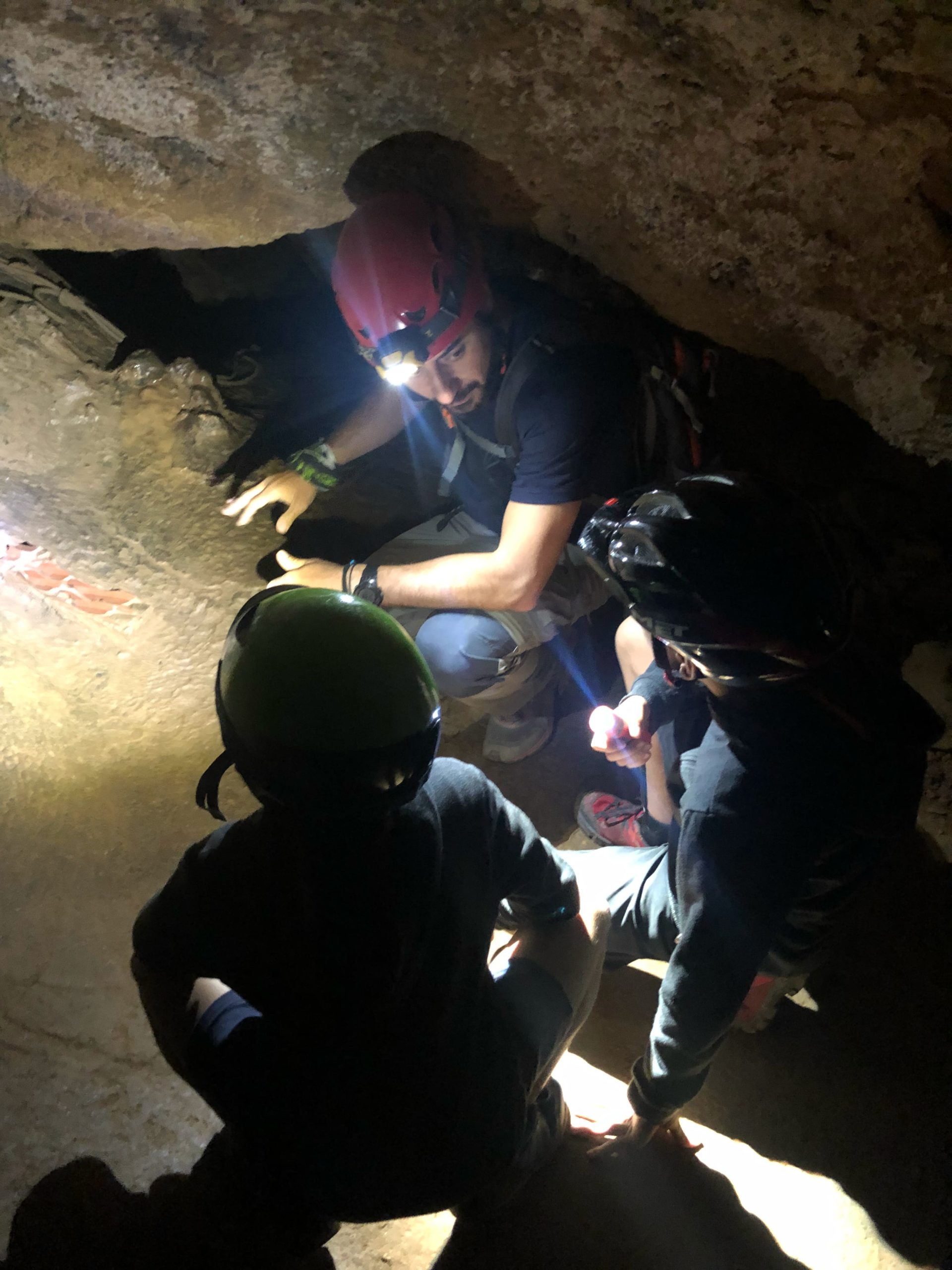 Guia treballant a cova amb nens - Natura Activa - Naturactiva