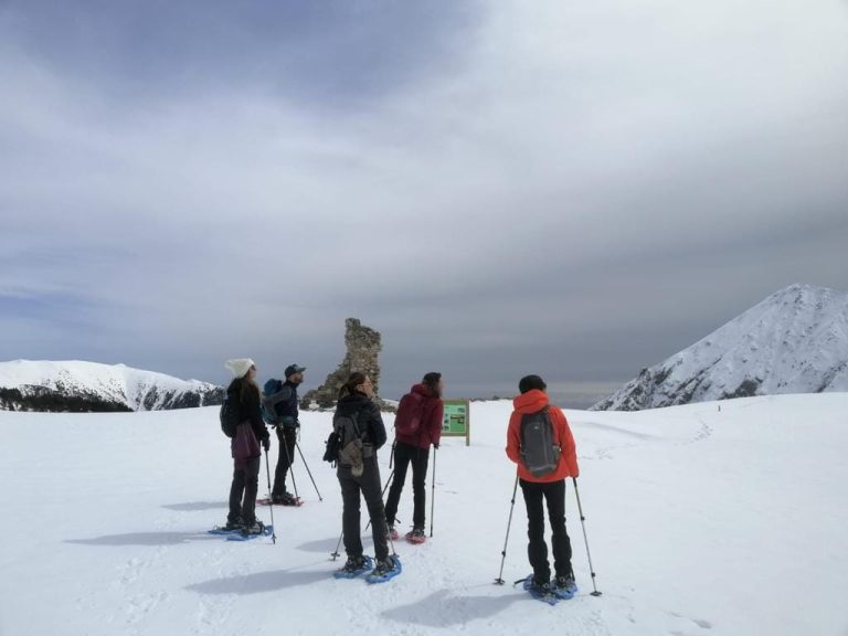 Excursionistes en raquetes de neu al xalet vell de Vallter amb raquetes de neu - NaturActiva