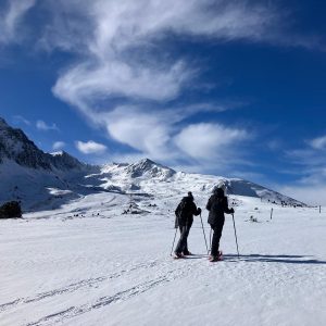 Dos excursionistes amb raquetes de neu a Puymorens i Pic de la Mina Cerdanya amb NaturActiva