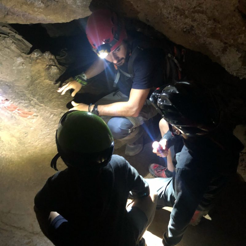 Guia treballant a cova amb nens - Natura Activa - Naturactiva