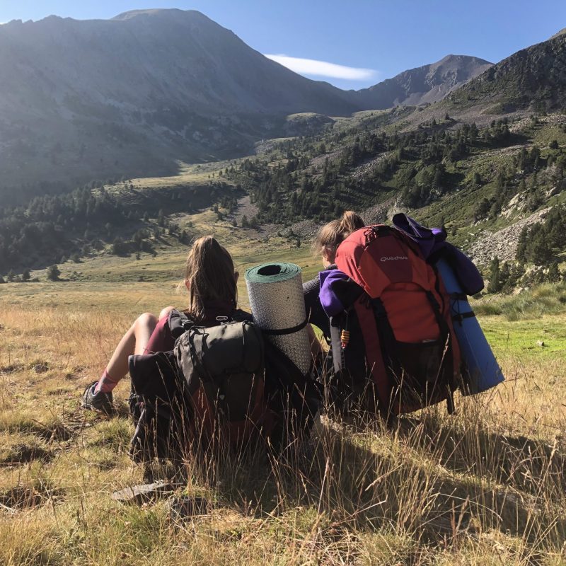 noies-horitzo Senderistes observant paisatge. Travessa de muntanya per a joves Naturactiva